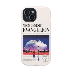 Könnte beinhalten: Eine weiße iPhone-Hülle mit einem Grafikmotiv aus dem Anime Neon Genesis Evangelion. Das Bild zeigt einen Charakter mit blauen Haaren und roten Augen, einen Mann in einem blauen Hemd und eine Frau in einem roten Kleid. Der Text "Neon Genesis Evangelion", "The End of Evangelion" und "1997" ist auf der Hülle aufgedruckt.