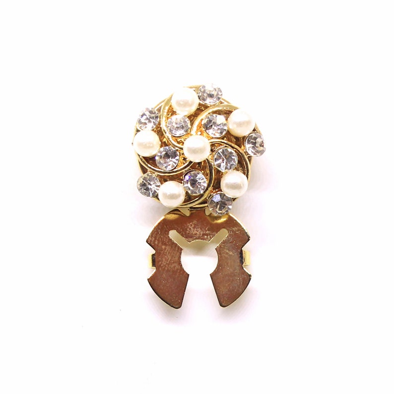Peut inclure: Clip &agrave; chaussures en m&eacute;tal dor&eacute; avec un motif en spirale orn&eacute; de strass transparents et de perles blanches.