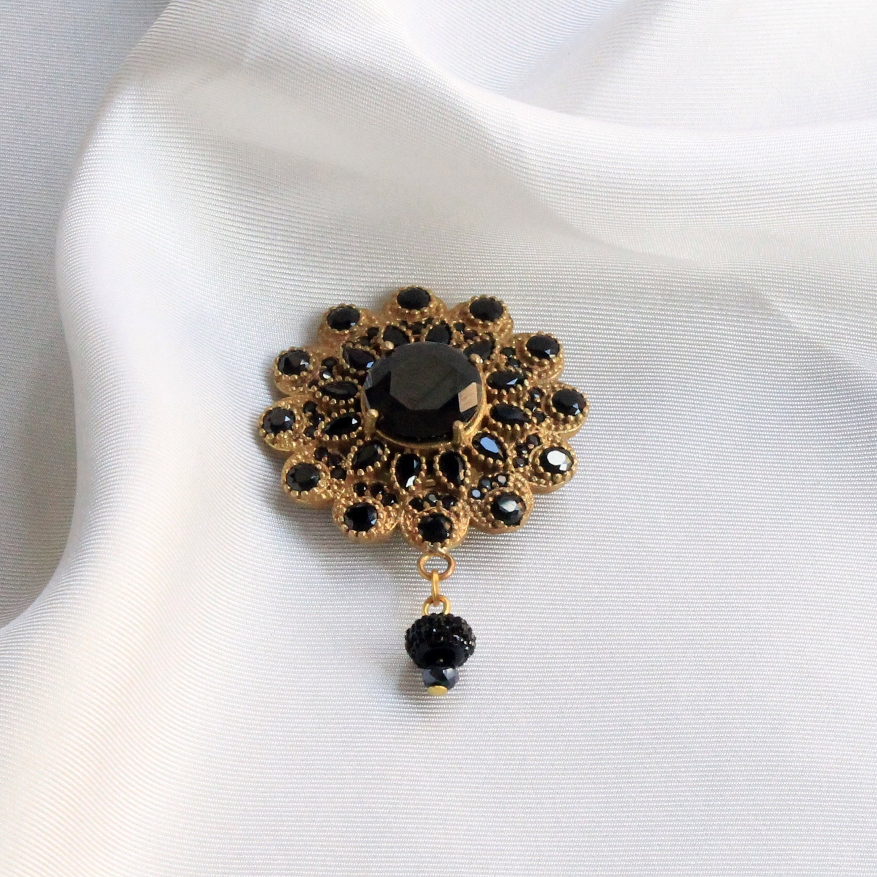ブラック&ゴールド レザー ブローチ Gold Handmade Jacket Brooch, Black Crystal Stone Brooches