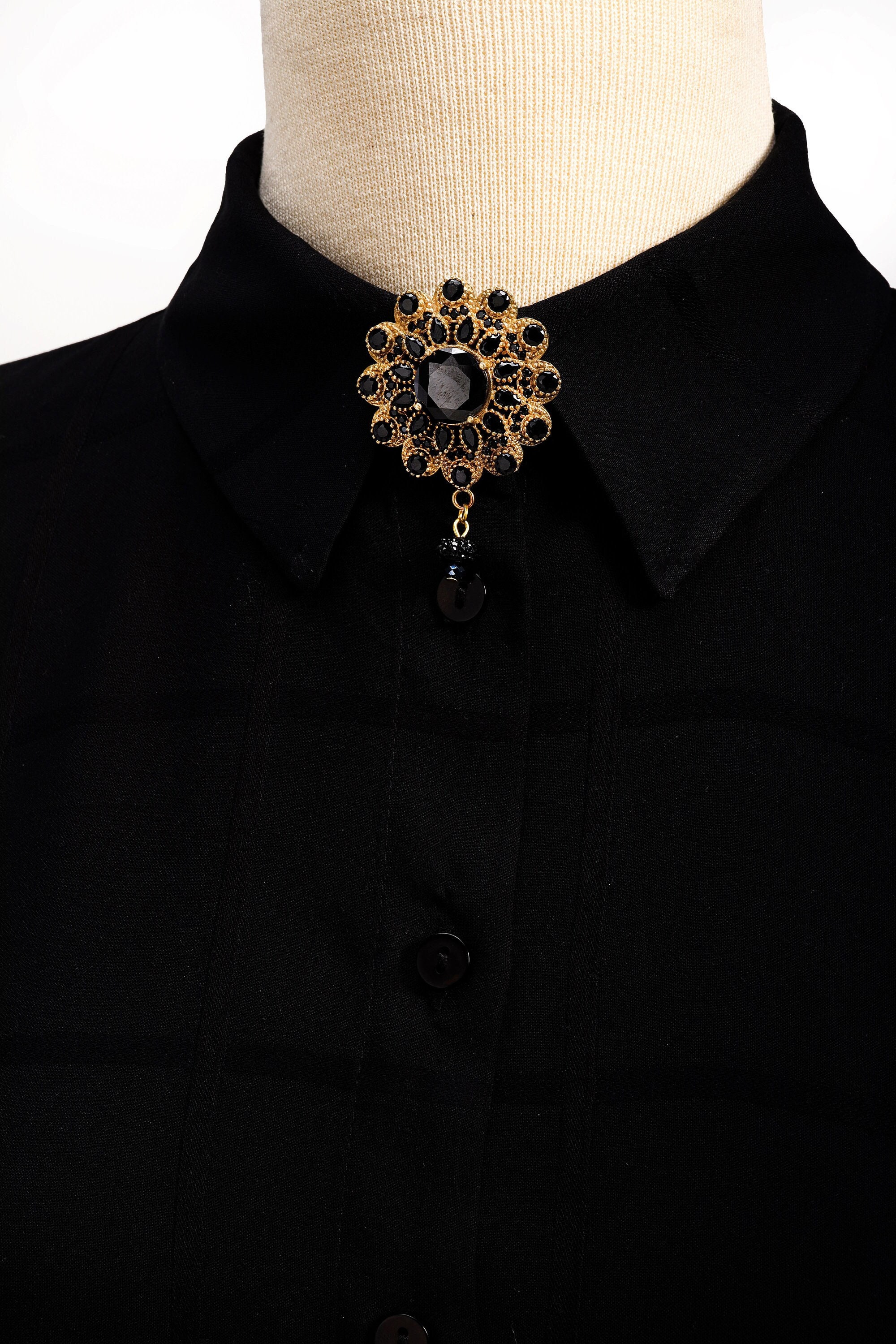 ブラック&ゴールド レザー ブローチ Gold Handmade Jacket Brooch, Black Crystal Stone Brooches