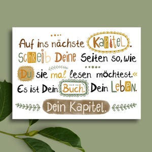 Könnte beinhalten: Ein weißer rechteckiger Druck mit deutschem Text in verschiedenen Schriftarten und Farben. Der Text enthält Sätze wie "Auf ins nächste Kapitel" und "Schreib Deine Seiten so, wie". Dekorative Elemente sind florale Akzente und ein grüner Hintergrund.