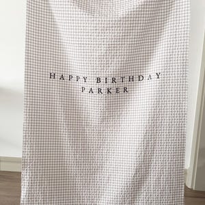 Spersonalizowany szyld urodzinowy z tkaniny w kratkę, baner urodzinowy, spersonalizowany baner urodzinowy, szyld z tkaniny, szyld urodzinowy z tkaniny, tkanina w kratkę gingham w kolorze jasnobrązowym
