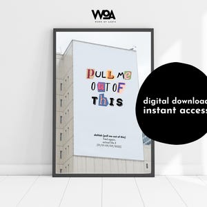 Op de afbeelding: Ingelijste kunstafdruk met de tekst "PULL ME OUT OF THIS" in kleurrijke letters in collage-stijl. Het kunstwerk toont een gebouwachtergrond en een zwarte cirkel met "digital download instant access".
