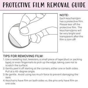 K&ouml;nnte beinhalten: Eine schwarz-wei&szlig;e Anleitung mit dem Titel PROTECTIVE FILM REMOVAL GUIDE. Sie enth&auml;lt eine Strichzeichnung einer Hand, die eine Folie von einem runden Objekt abzieht, sowie Textnotizen und vier nummerierte Tipps zur Verwendung von Werkzeugen.