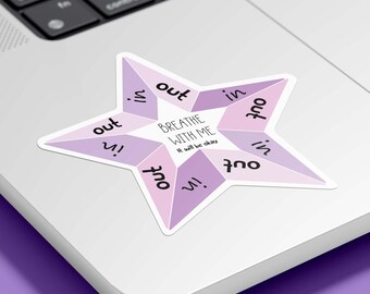 Könnte beinhalten: Ein sternförmiger Aufkleber in hellen und dunklen Violetttönen mit dem Text BREATHE WITH ME It will be okay in der Mitte, umgeben von den Wörtern in und out, die sich um die Spitzen des Sterns wiederholen, um Atemzyklen anzuleiten.