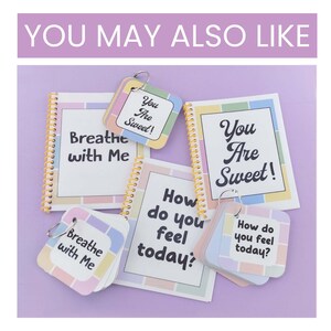 Puede incluir: Una colecci&oacute;n de peque&ntilde;os cuadernos y llaveros con mensajes inspiradores. Los cuadernos y llaveros tienen bordes de colores pastel y presentan frases como "Breathe with Me", "You Are Sweet!" y "How do you feel today?" sobre un fondo blanco.