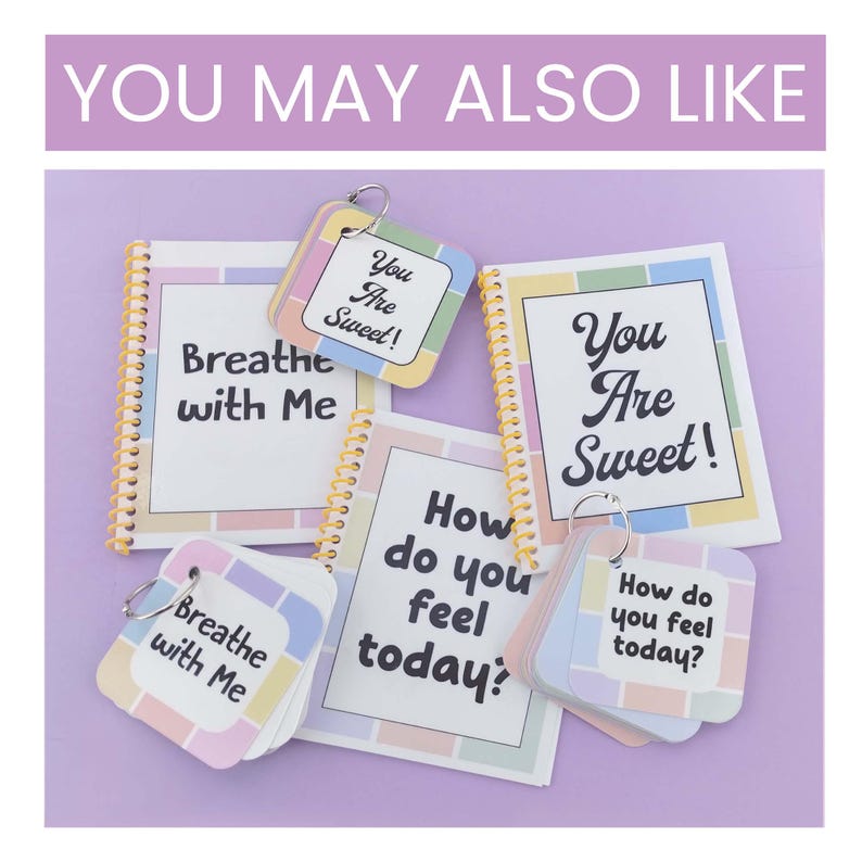 Puede incluir: Una colecci&oacute;n de peque&ntilde;os cuadernos y llaveros con mensajes inspiradores. Los cuadernos y llaveros tienen bordes de colores pastel y presentan frases como "Breathe with Me", "You Are Sweet!" y "How do you feel today?" sobre un fondo blanco.