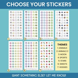 Puede incluir: Una selecci&oacute;n de hojas de pegatinas con varios temas, incluyendo animales, deportes y dulces. Cada hoja presenta m&uacute;ltiples pegatinas peque&ntilde;as y circulares con dise&ntilde;os coloridos. El texto "CHOOSE YOUR STICKERS" est&aacute; en la parte superior. Los temas est&aacute;n listados en un rect&aacute;ngulo amarillo.