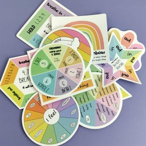 Puede incluir: Una colecci&oacute;n de pegatinas educativas coloridas que presentan t&eacute;cnicas de conexi&oacute;n a tierra y herramientas de regulaci&oacute;n emocional. Los dise&ntilde;os incluyen una rueda de los cinco sentidos, una gu&iacute;a de respiraci&oacute;n y una rueda de emociones pastel.
