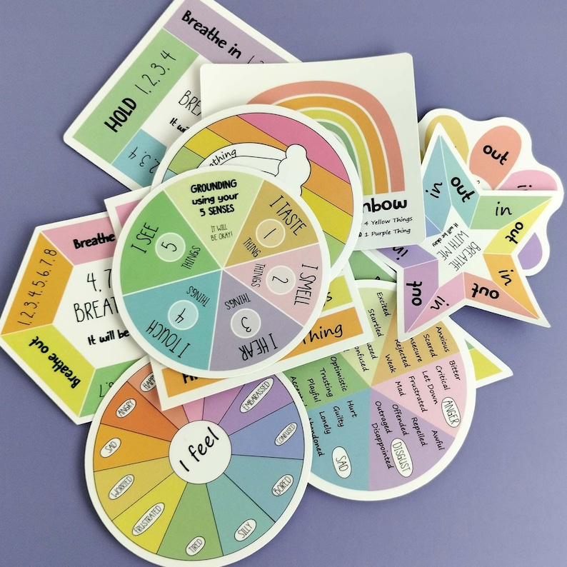 Puede incluir: Una colecci&oacute;n de pegatinas educativas coloridas que presentan t&eacute;cnicas de conexi&oacute;n a tierra y herramientas de regulaci&oacute;n emocional. Los dise&ntilde;os incluyen una rueda de los cinco sentidos, una gu&iacute;a de respiraci&oacute;n y una rueda de emociones pastel.