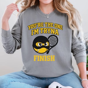 Camiseta divertida con meme de tenis: "Eres el que intento terminar". Camiseta gráfica amarilla llamativa. Un regalo unisex original inspirado en el K-pop para fans.