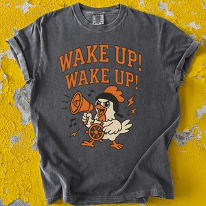 Camiseta divertida con meme "Despierta" - ¡Despierta! Camiseta con gráfico de pollo de dibujos animados, un regalo unisex original inspirado en el Kpop para fans.