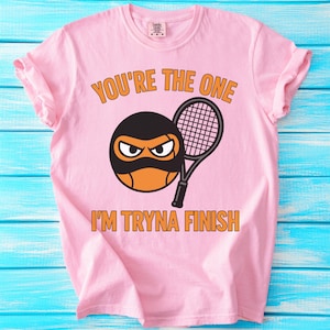 Camiseta divertida con meme de tenis: "Eres a quien intento rematar". Camiseta con un gráfico de dibujos animados atrevido y peculiar, regalo unisex inspirado en el K-pop.