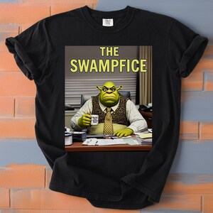 Maglietta Swampfice - Maglietta parodia di una commedia divertente sul posto di lavoro - Maglietta parodia di una sitcom da ufficio - Maglietta umoristica di Swamp Boss