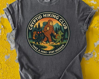 Maglietta Cryptid Hiking Club: divertente maglietta Bigfoot e Mothman