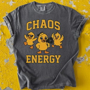 Camiseta divertida de Chaos Energy: camiseta con estampado de pato atrevido, un meme peculiar inspirado en el Kpop, regalo unisex para fans, vibras fuertes y lindas.