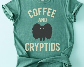 Camiseta de Mothman: Café y críptidos, camiseta paranormal minimalista