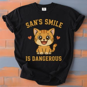 Camiseta "San's Smile Is Dangerous": adorable camiseta con estampado de gato, regalo unisex inspirado en el Kpop para fans de Atiny, divertida camiseta con meme de fans.