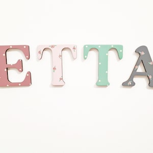 Signo de nombre de madera, Letras de madera, Signo de nombre, Letras de guardería, Letras de nombre personalizado, Habitación para bebés, Nombre de letras de madera, Nombre para puerta