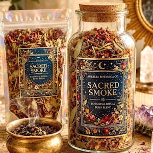Peut inclure: Un bocal en verre transparent avec un bouchon en liège et une pochette holographique, tous deux remplis d'herbes botaniques séchées. Chaque contenant porte une étiquette bleu foncé avec le texte doré Aurelia Botanica Co. Sacred Smoke Botanical Ritual Burn Blend.