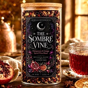 Peut inclure: Un bocal en verre transparent avec un couvercle en bois contenant un mélange botanique étiqueté The Sombre Vine Pomegranate & Orange Spiced Wine Blend. L'étiquette présente un croissant de lune, des illustrations florales et indique 113 g.