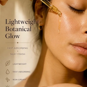 K&ouml;nnte beinhalten: Nahaufnahme eines Gesichts mit einer Pipette, die eine goldene Fl&uuml;ssigkeit abgibt. Der Text lautet "Lightweight Botanical Glow" mit den Beschreibungen: "Fast-Absorbing", "Silky Finish", "Lightweight", "Non-Greasy" und "Daily Glow".