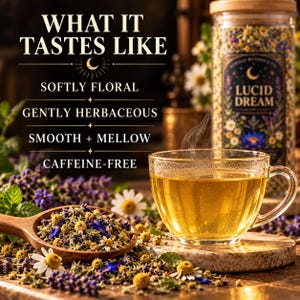 Peut inclure: Une tasse en verre de tisane dor&eacute;e &agrave; c&ocirc;t&eacute; d'une cuill&egrave;re en bois remplie de fleurs de camomille et de lavande s&eacute;ch&eacute;es. Un bocal &eacute;tiquet&eacute; Lucid Dream se trouve derri&egrave;re. Le texte indique : What it tastes like, softly floral, gently herbaceous, smooth + mellow, caffeine-free.
