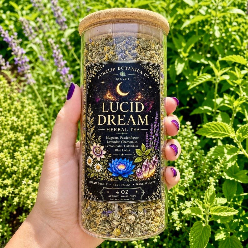 Peut inclure: Un bocal en verre transparent avec un couvercle en bambou rempli de tisane s&eacute;ch&eacute;e. L'&eacute;tiquette noire pr&eacute;sente un croissant de lune, un lotus bleu, des cristaux et le texte : Aurelia Botanica Co. Lucid Dream Herbal Tea, Mugwort, Passionflower, Lavender, Chamomile, Lemon Balm, Calendula, Blue Lotus, 4 oz, env. 40-60 tasses.