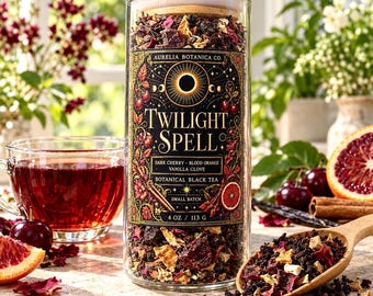 以下が含まれることがあります： コルク蓋付きの透明なガラス瓶に入った茶葉。ラベルには「Twilight Spell」「Aurelia Botanica Co.」「Dark Cherry」「Blood Orange」「Vanilla Clove」「Botanical Black Tea」「Small Batch」「113 g」と記載されています。