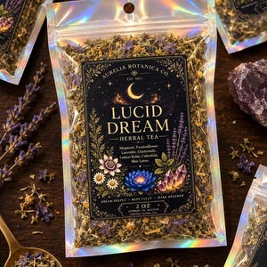 Peut inclure: Un sachet holographique de tisane Lucid Dream par Aurelia Botanica Co. L'&eacute;tiquette pr&eacute;sente un croissant de lune, des illustrations florales et des cristaux. Les ingr&eacute;dients incluent armoise, passiflore, lavande, camomille, m&eacute;lisse, souci et lotus bleu. Le sachet contient 2 oz de th&eacute; en vrac.