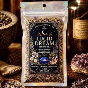 Peut inclure: Un sachet holographique de tisane Lucid Dream d'Aurelia Botanica Co. L'&eacute;tiquette noire pr&eacute;sente un croissant de lune, des illustrations florales et le texte : Mugwort, Passionflower, Lavender, Chamomile, Lemon Balm, Calendula, Blue Lotus, 1 oz.