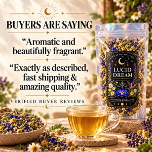 Peut inclure: Un sachet transparent de tisane aux plantes Lucid Dream par Aurelia Botanica Co. contenant des fleurs de camomille jaunes et des p&eacute;tales de bleuet s&eacute;ch&eacute;s. Une tasse en verre de th&eacute; dor&eacute; accompagne un bol de m&eacute;lange et de la lavande.