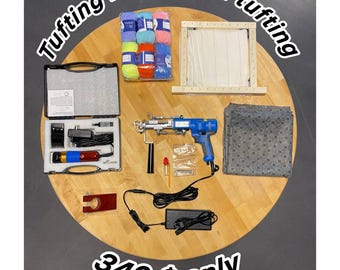 Può includere: Un kit per tufting con una pistola per tufting blu, filato di vari colori, un telaio in legno e una valigetta nera. Il kit include un alimentatore, un utensile rosso e un supporto per tappeti grigio. Il testo sull'immagine recita "Tufting kit to start tufting."