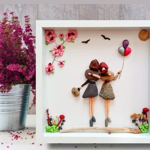 Schöne Kieselstein Kunst Freunde Geschenk, personalisierte beste Freunde Geschenk, gerahmte Kieselstein Kunst Freunde, Rock Kunst, handgefertigt, maßgefertigt, kornische Geschenke