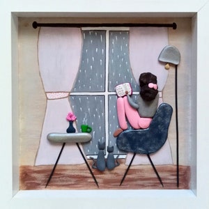 ​Cozy reading nook framed art and cat mom holiday present.
Gerahmtes Kunstwerk für Leseecke und Weihnachtsgeschenk für Katzenmütter.
Art encadré de coin lecture et cadeau de Noël pour maman chat.
Arte enmarcado de rincón de lectura y regalo navideño de mamá gato.