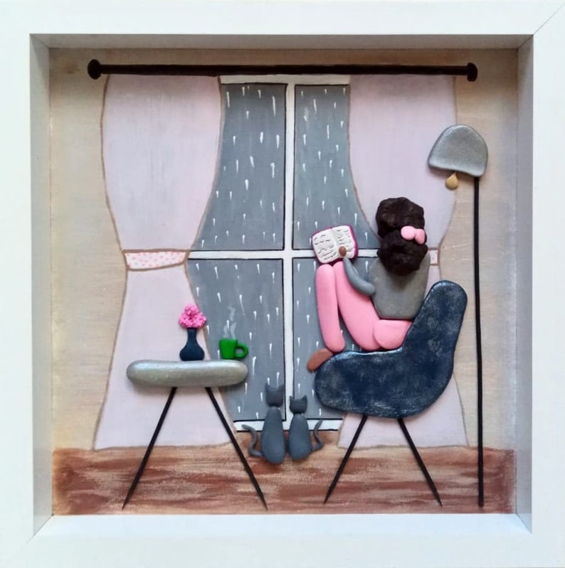 ​Cozy reading nook framed art and cat mom holiday present.
Gerahmtes Kunstwerk für Leseecke und Weihnachtsgeschenk für Katzenmütter.
Art encadré de coin lecture et cadeau de Noël pour maman chat.
Arte enmarcado de rincón de lectura y regalo navideño de mamá gato.