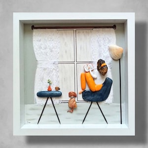 Custom cozy reading pebble art, cat lover Christmas picture.
Personalisiertes Bild mit lesender Frau und Katzen als Weihnachtsgeschenk.
Art personnalisé en galets de lecture et chat, cadeau de Noël.
Arte personalizado con piedras de lectura y gatos, regalo de Navidad.