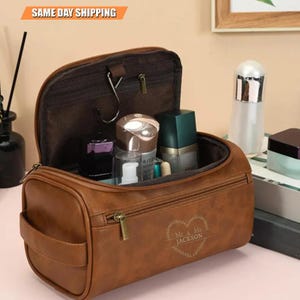 Beauty case in pelle da uomo personalizzato, kit da toeletta in pelle per sposo, beauty case da viaggio con monogramma inciso personalizzato, regali di anniversario per lui
