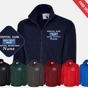 Può includere: Giacca in pile blu navy con cerniera intera e collo alto. La giacca presenta testo ricamato: "HOSPITAL NAME", "ANY TEXT HERE", "HOSPITAL DEPARTMENT" e "Name". Sono mostrate giacche aggiuntive in nero, verde, marrone, bordeaux, rosso e blu.