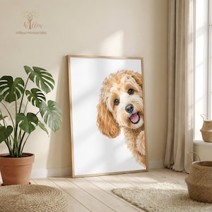 Può includere: Una stampa artistica rettangolare incorniciata che presenta un'illustrazione realistica di un cane doodle color oro con pelo riccio, occhi scuri e bocca aperta che mostra la lingua, su uno sfondo bianco semplice all'interno di una cornice in legno chiaro.
