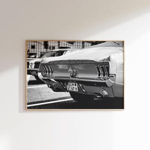 Ford Mustang Fastback-tryck: Svartvit affisch med klassisk bil (digital nedladdning)