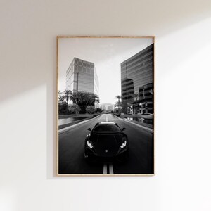 Póster digital de retrato de Lamborghini oscuro, foto imprimible de Lamborghini, coche de lujo en la ciudad, póster de coche en blanco y negro, arte mural de coches.