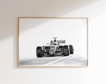 Puede incluir: Impresión enmarcada en blanco y negro de un coche de carreras de Fórmula 1 en una pista. El logotipo de McLaren es visible. La imagen es una fotografía monocromática, que enfatiza el diseño del coche y las líneas de la pista.