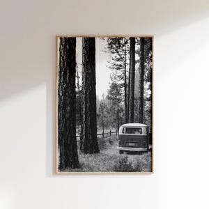 Retro Bus Poster Digitaler Download, Camping im Wald Druck, Vintage Van Poster, Camper Wandkunst, Schwarz und Weiß Wald Druck, Dschungel Wandkunst