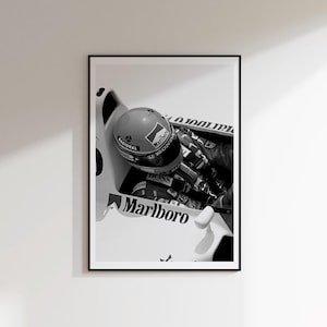 Puede incluir: Impresión enmarcada en blanco y negro de un coche de carreras de Fórmula 1. El piloto lleva un casco con los logotipos de Marlboro y Honda. El coche tiene el logotipo de Marlboro.