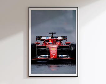 Könnte beinhalten: Ein gerahmter Kunstdruck mit einer Frontalansicht eines roten Formel-1-Rennwagens auf nasser Strecke. Das Auto zeigt das Ferrari-Logo, HP-Markenlogos auf den Flügeln und schwarze Reifen. Das Motiv ist in einem dünnen schwarzen Rahmen zentriert.