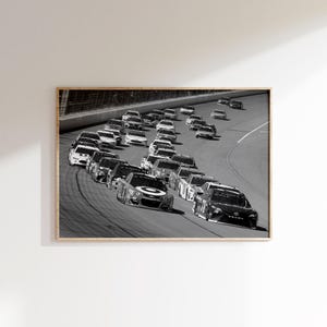 Nascar Autos auf der Strecke, Nascar-Rennen-Poster, digitaler Download, Schwarzweiß-Rennwagenwandkunst, Geschwindigkeitssportwanddruck, Auto-Fotografie