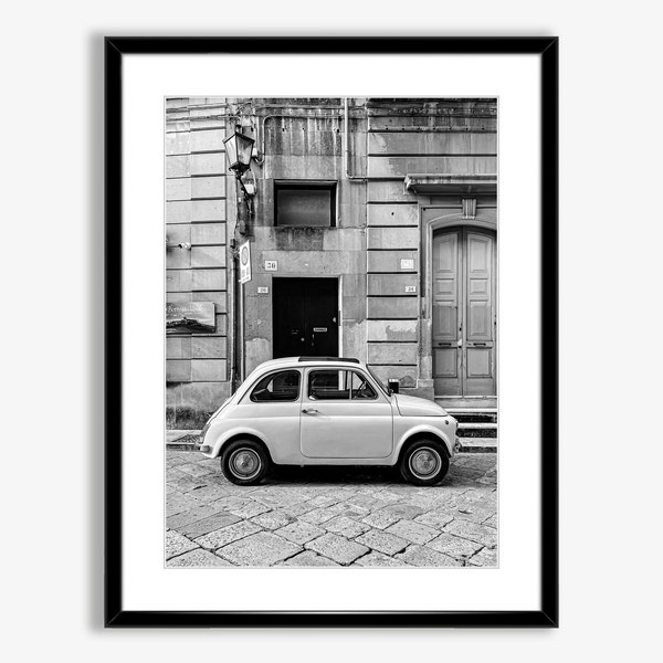 Oldtimer auf der italienischen Straße, Fiat 500, italienische Wandkunst, klassisches Auto, altes Autofoto, Reisefotografie, schwarz-weiße Auto-Wandkunst, minimalistische Kunst