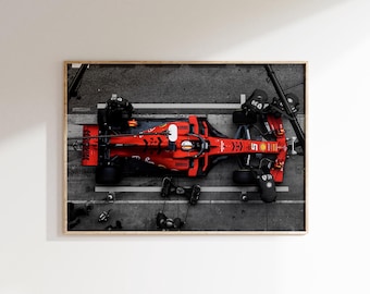 Könnte beinhalten: Gerahmter Druck eines Formel-1-Rennwagens beim Boxenstopp. Das Auto ist leuchtend rot mit schwarzen Akzenten und der Nummer 5. Die Draufsicht zeigt das Auto, umgeben von Teammitgliedern und Ausrüstung.