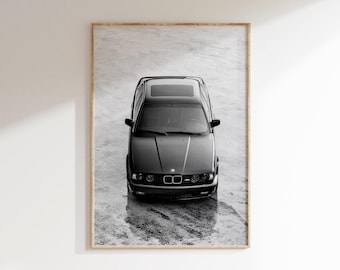 Lámina en blanco y negro del BMW M5, arte mural icónico de BMW, fotografía automovilística retro.